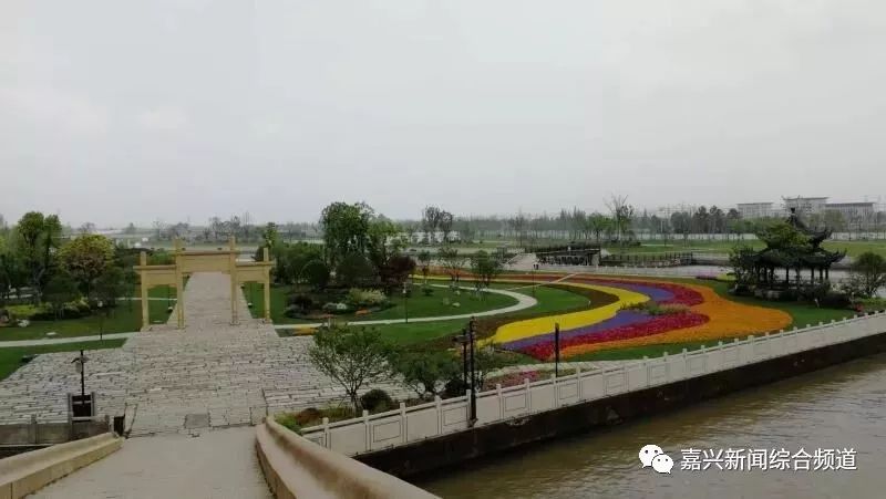 来到王江泾长虹公园 长虹桥 长虹桥始建于明万历年间, 至今已有四百