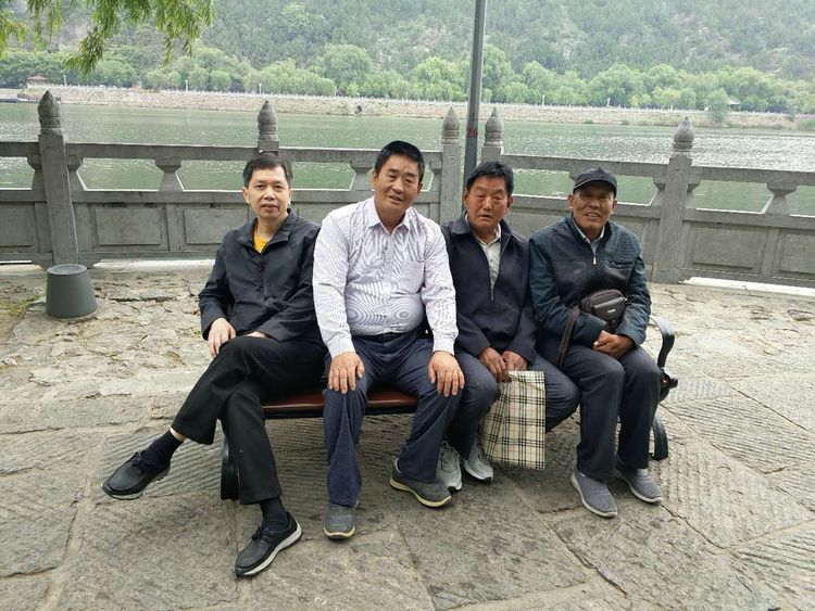 战友相见喜而泣，分别依然泪湿襟