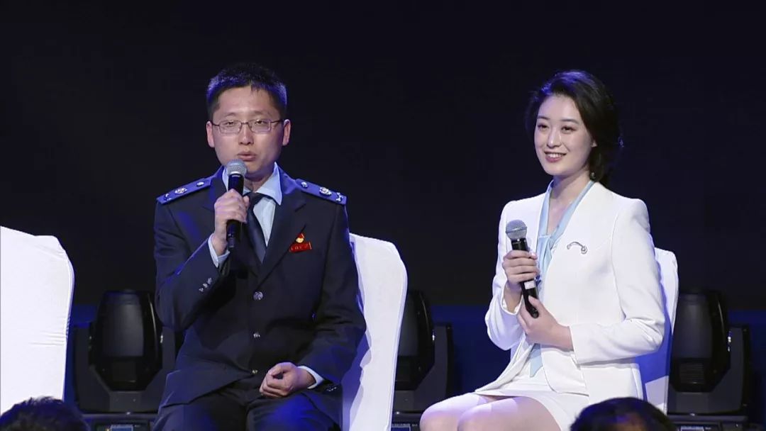 昨天,在南通广播电视台的演播厅里,这些人讲述了.