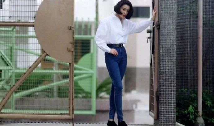 《逃学威龙》里 张敏穿着白色衬衣和蓝色牛仔裤,单手扶墙的这个画面