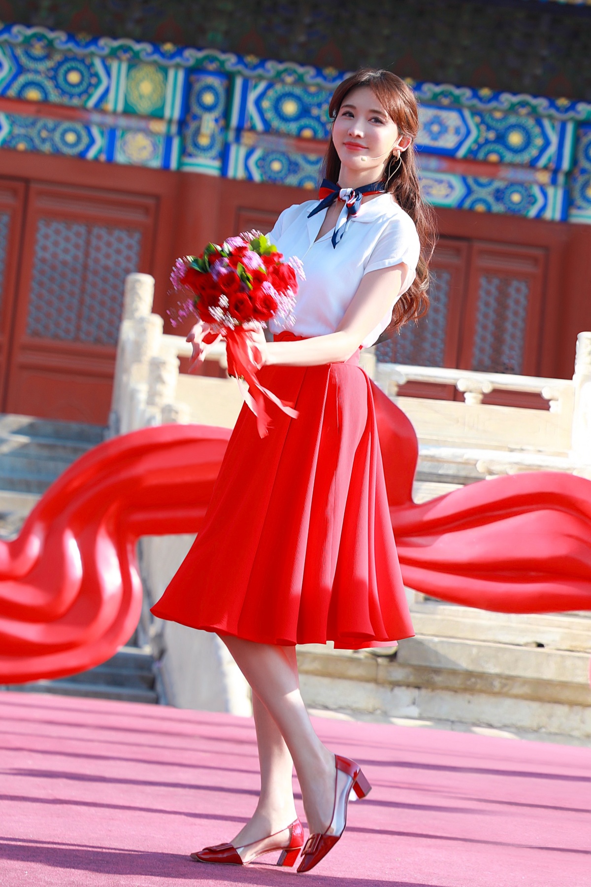 林志玲亮相活动，红色抹胸纱裙配长发甜美又少女，44岁美得太出众
