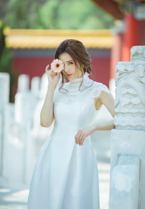 李若彤终于高调美一回,近照曝光少女感十足,网友:美回小龙女! 白金会官网