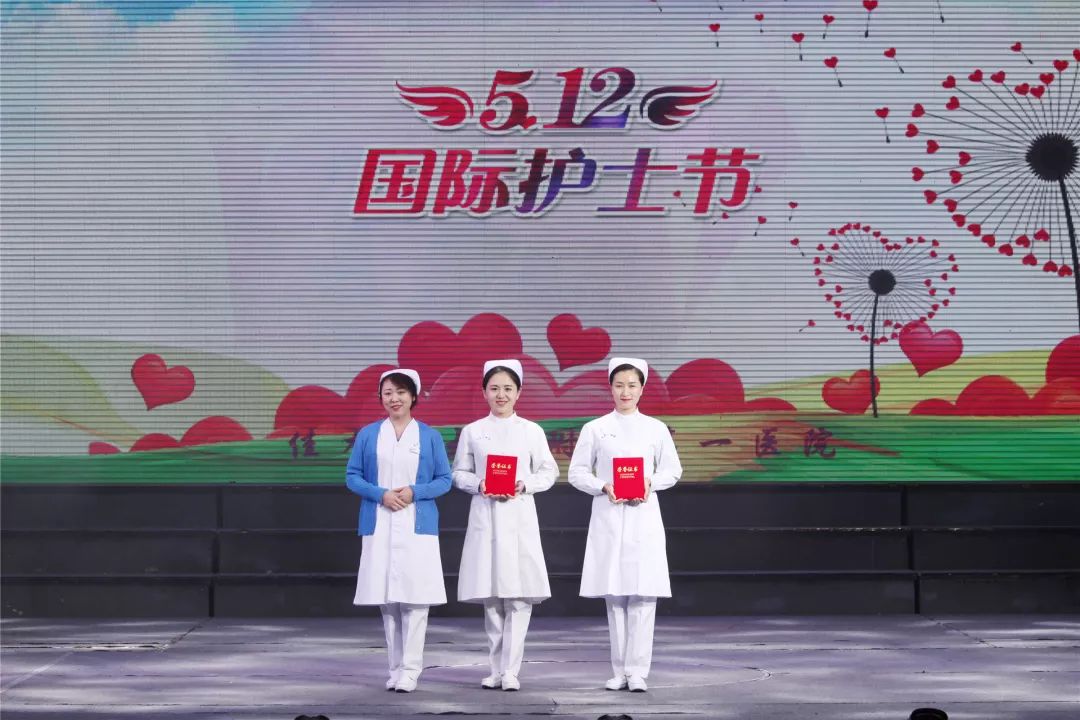儿内二科护士长陈梅为演讲比赛一等奖护士颁奖