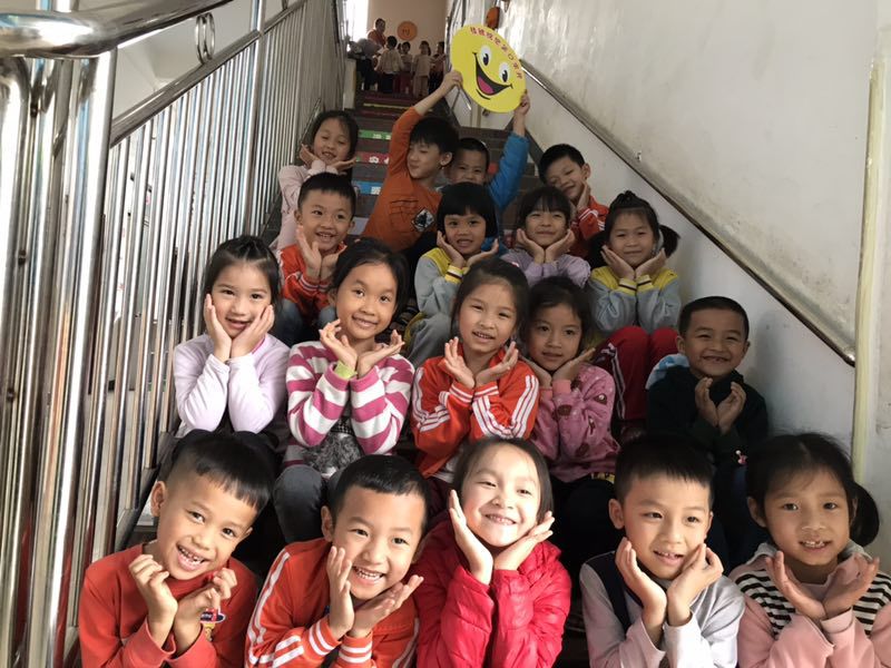 小伙伴到幼儿园与老师小朋友一起传递微笑