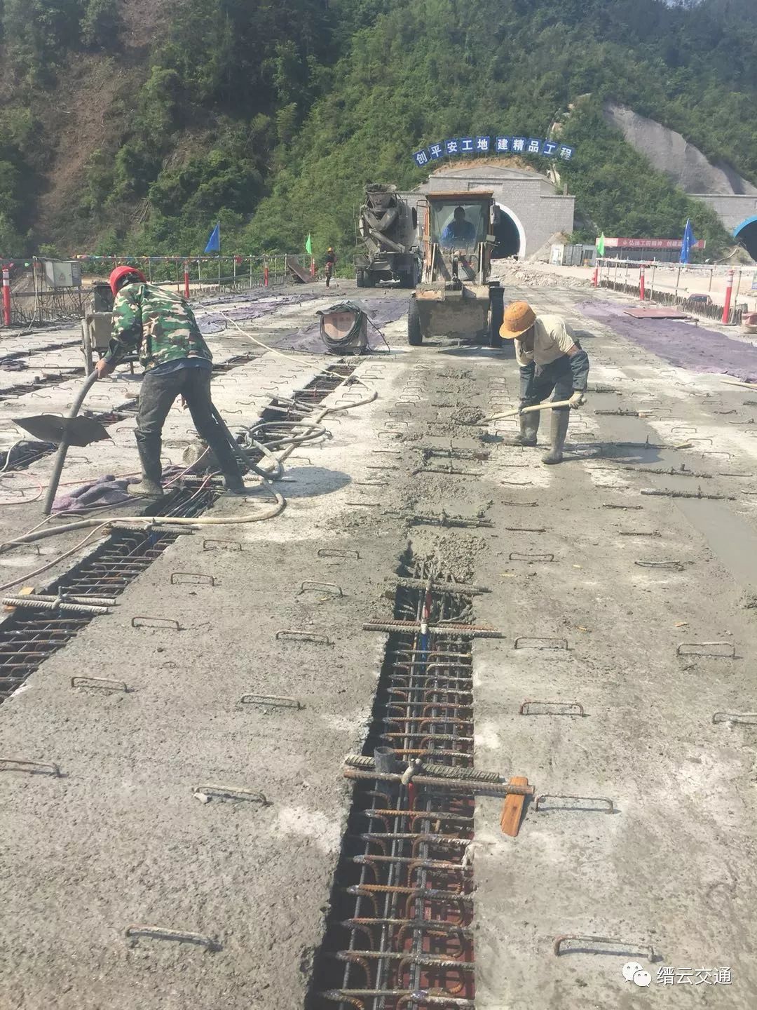 寺基桥左幅湿接缝c50砼浇筑→隧道工程本周双溪口隧道进行电缆线