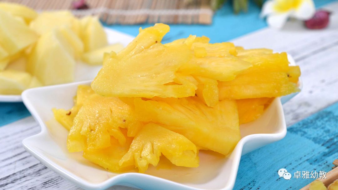 菠萝为什么要用盐水泡一下才能吃 c02db2fdec0c49ffa16970660a267e9e.jpeg