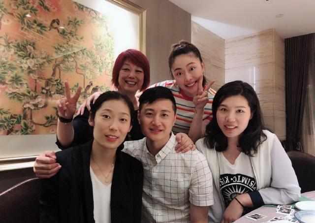 中国女排,朱婷和两大暴力副攻相聚,这一小动作暗示她已有身孕? bt365网址