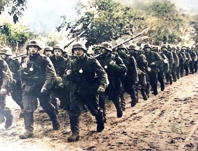 原创二战前的上色老照片墨索里尼进军罗马德军部队赶往波德边境