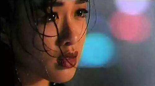 钟丽缇是上世纪九十年代香港当红女星,刚出道就凭借《人鱼传说》走红