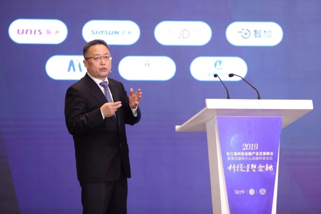 2019年经济峰会_2019数字中国峰会 数字经济成峰会热词 各方大佬热议数字化转型(3)