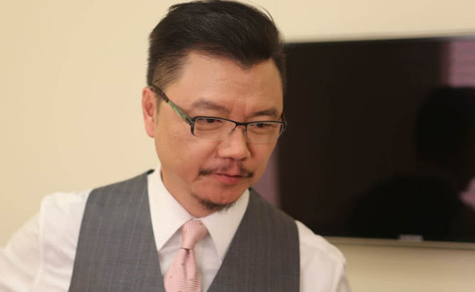 曾是TVB金牌艺人,却宁愿修鞋也不愿再演戏,今助养28位儿童生活