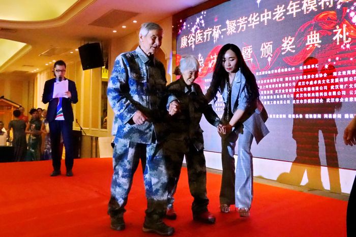 2018感动中国人物马旭夫妇 光临聚芳华中老年模特选秀赛 时装走秀精彩