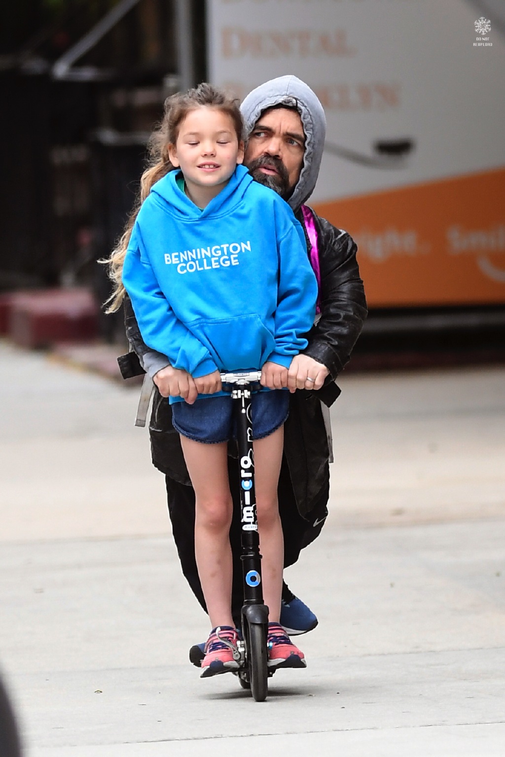 50岁的小恶魔提利昂和女儿玩滑板,8岁的宝贝和老爸一样高啦!