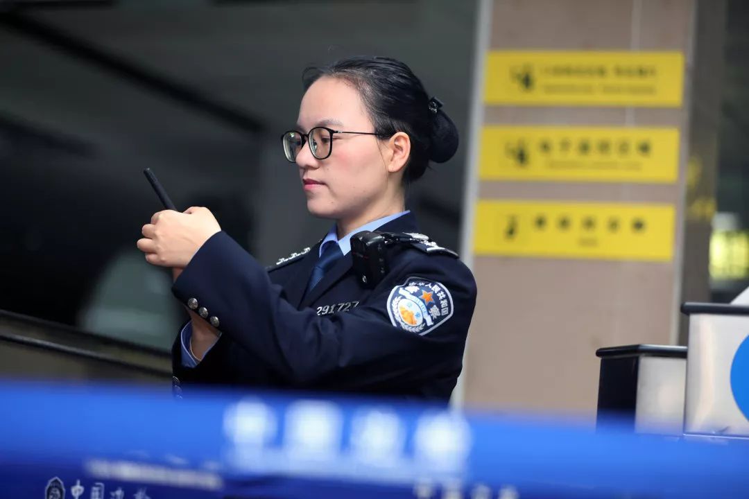 制服 因为穿上它意味着陪伴我的时间很少 但是,我还是想说 我的移民