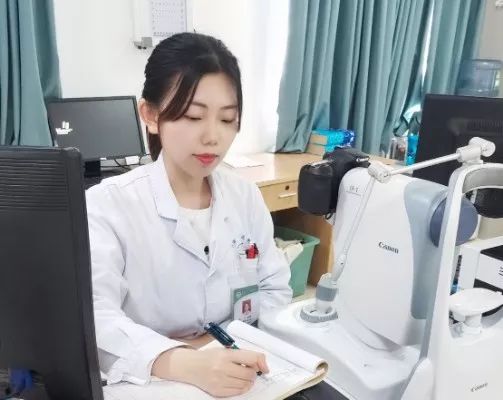 女儿赵清雅:23岁,和妈妈同在保定市第一中心医院工作.