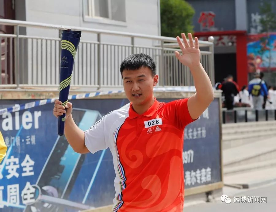 火炬手风采:"努力奔跑,我们都是追梦人"