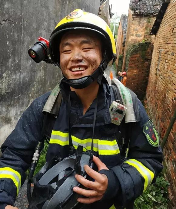 富川消防中队接到指令  派遣消防员前往处置  在灭火时  麦佳的脸被