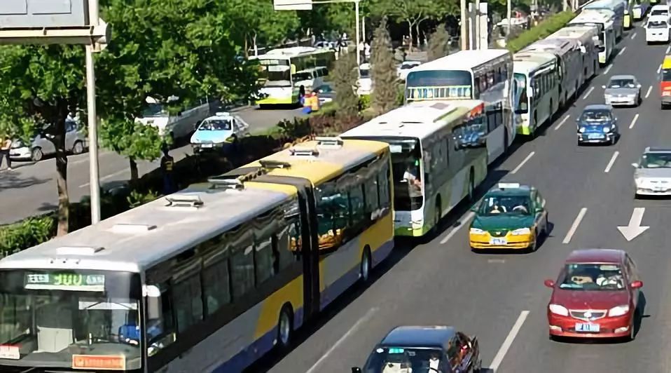 一人赶马 一人坐车猜成语_看图猜成语(2)