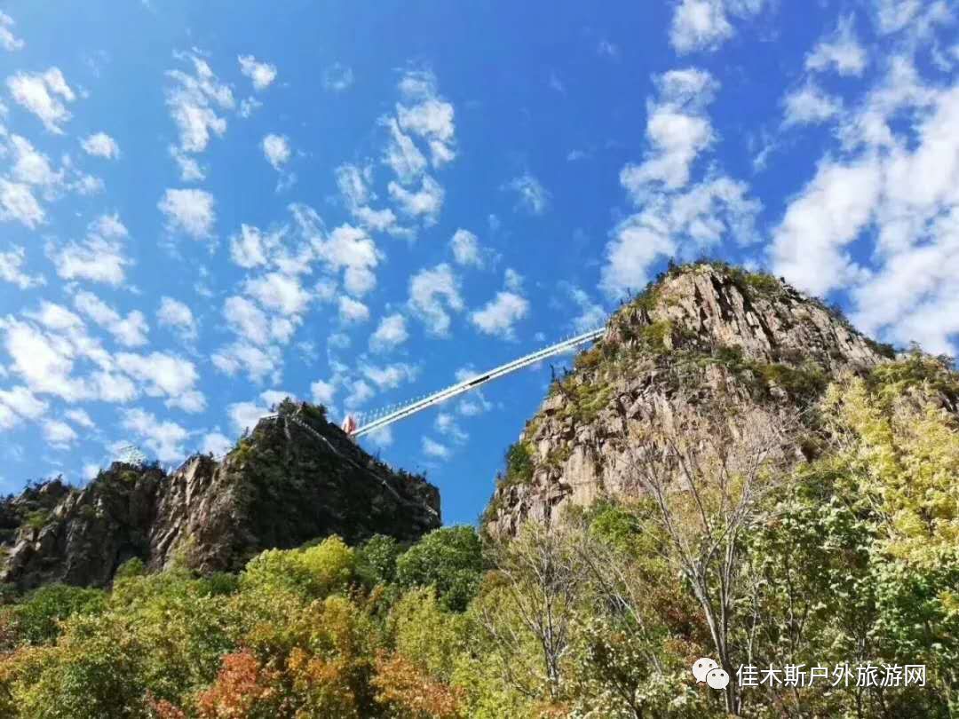 旅游日免门票只需58元◎方正鸳鸯峰每天发团赠电影票◎玻璃吊桥/玻璃