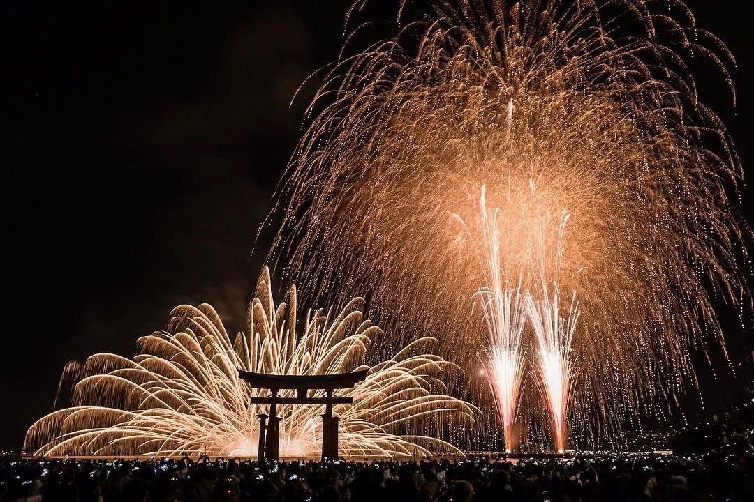 为期两天的 长冈花火大会会发射20000发花火,不仅数量庞大,而且花样