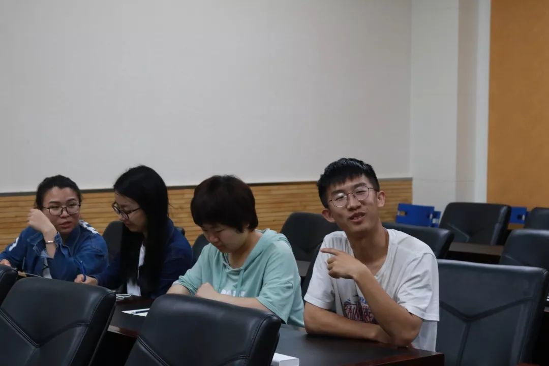 最后,姜欣勇同学总结会议.会议在同学们的大合照中圆满结束.