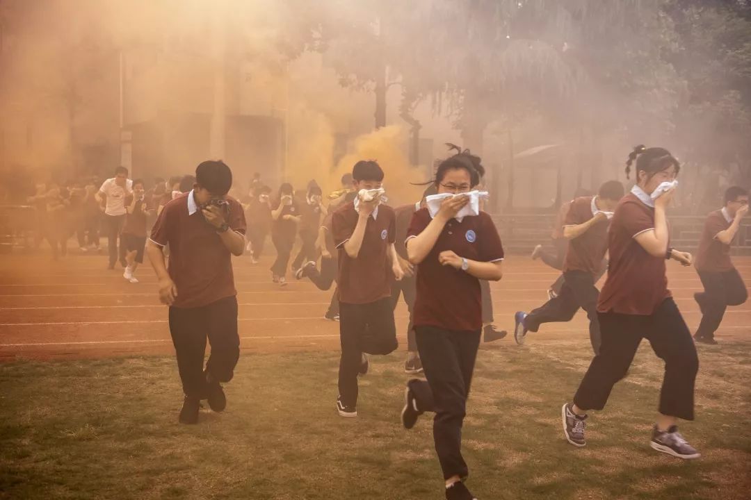 富阳区学校幼儿园512防灾减灾日地震火灾应急疏散演练观摩活动在富春