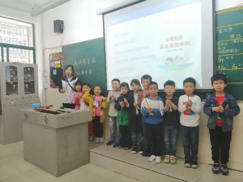 柯昕宇老师嵩峰乡中心小学给一(1)班同学讲防拐卖安全教育星期四徐莹