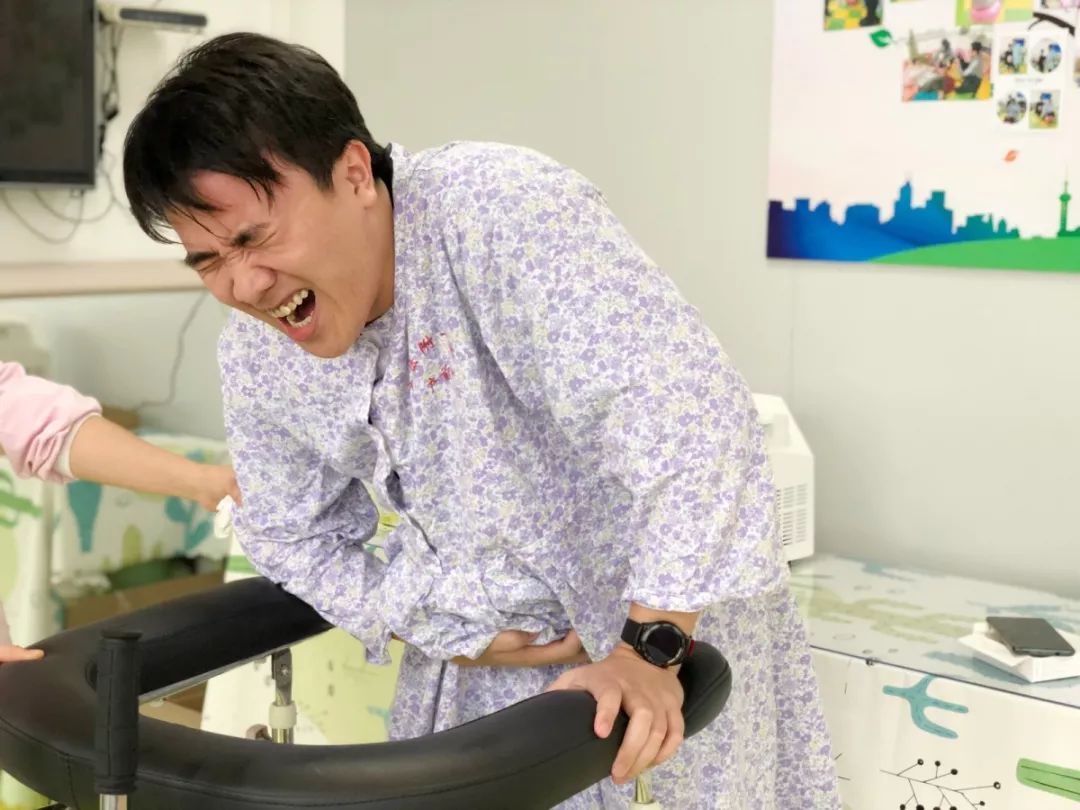 孕期知识穿上孕妇装画面就会是这样如果男士们也怀上"宝宝"戳开视频