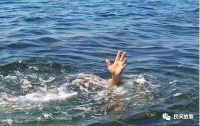 梦见在水里抓鱼，梦境背后的深层含义与解析