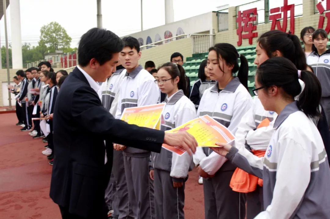 纪念五四 活力基层 城固一中于国旗下传承五四精神