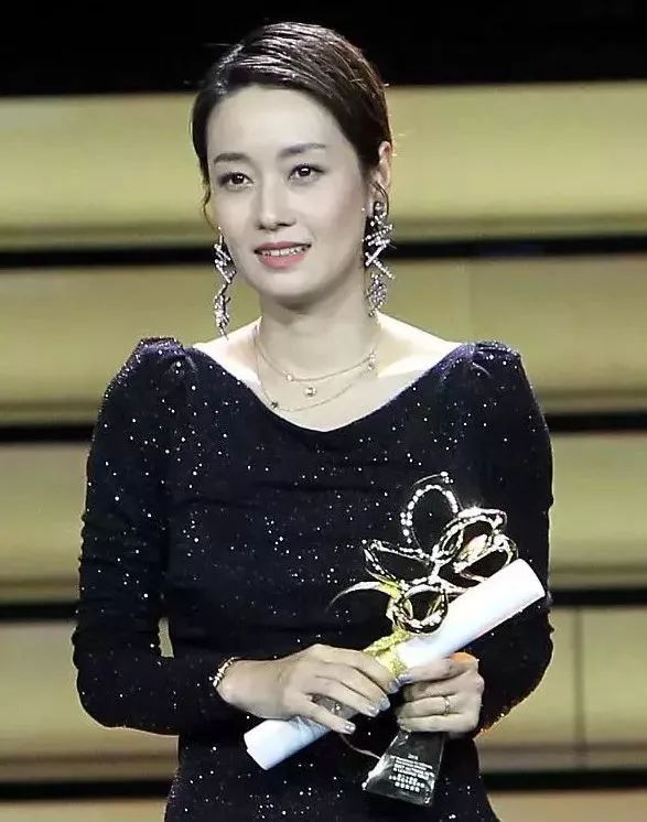 马伊琍荣获第24届上海电视节白玉兰奖最佳女主角.