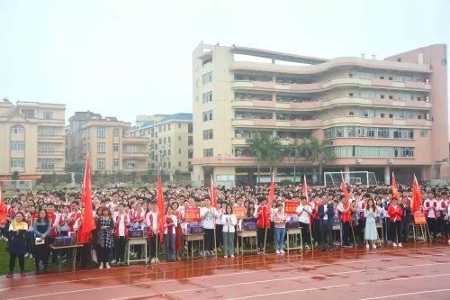 阳春二中这场活动近2000人参加,现场还有蛋糕吃