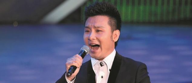 刘和刚含泪跪唱《儿行千里》献礼母亲节!