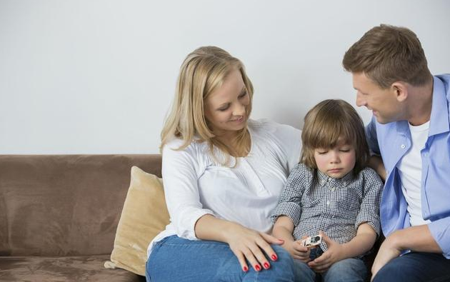 小孩子穿舊衣服，後果很嚴重嗎？教育的鍋，舊衣服不背