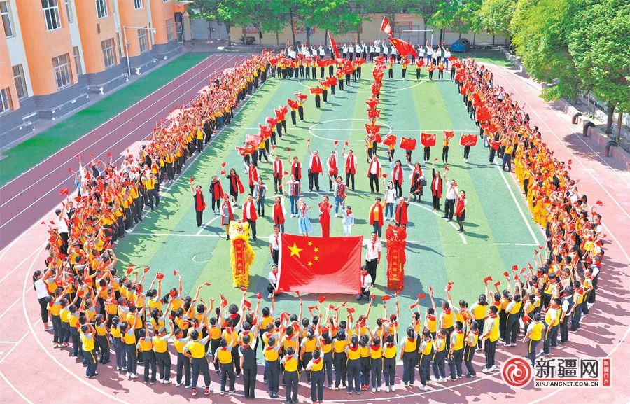 【共有一座城 共爱一个家】千人快闪同唱《我和我的祖国》 申搏Sunbet官网娱乐