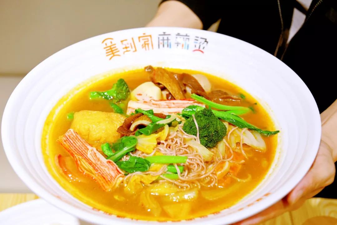 什么那么吃麻辣烫往往就是一个人的事是一群人的欢乐事围炉聚炊欢呼处