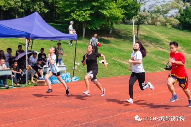(女子100米比赛现场)