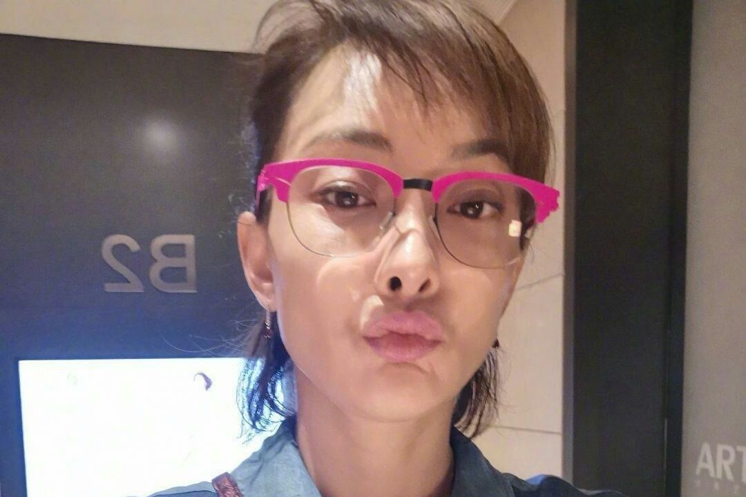 牛莉不开美颜自拍,网友吐槽黑了很多,曾经的女神怎么老成这样?