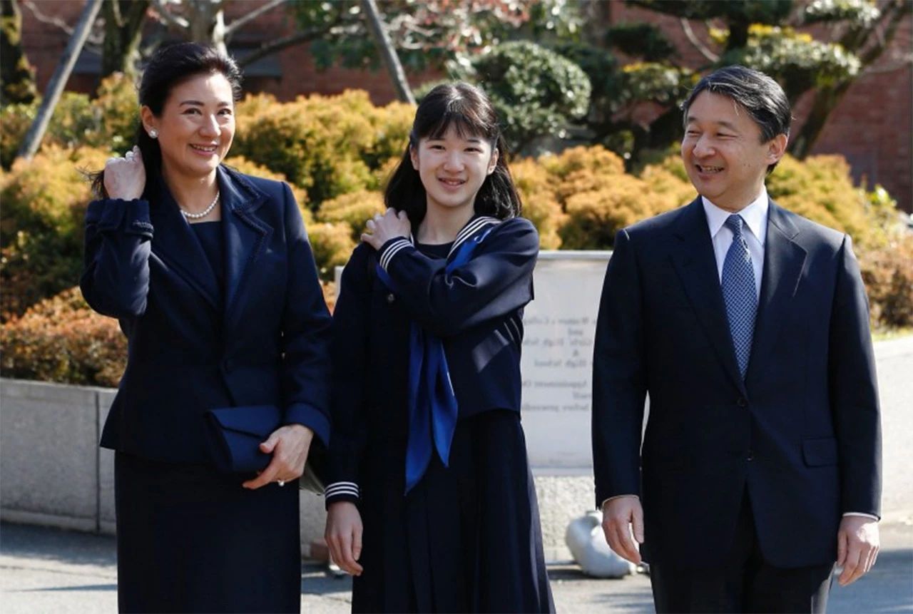 雅子皇后带女儿出门,17岁爱子变瘦更甜美,和妈妈同行礼貌又懂事