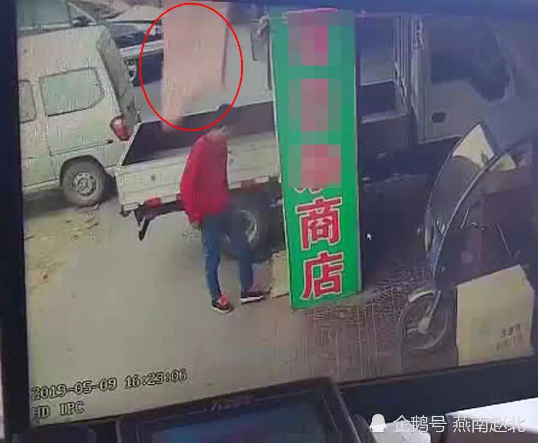 保定男子被砸不幸身亡,监控还原事发过程!