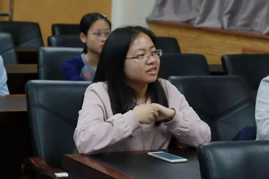 最后,姜欣勇同学总结会议.会议在同学们的大合照中圆满结束.