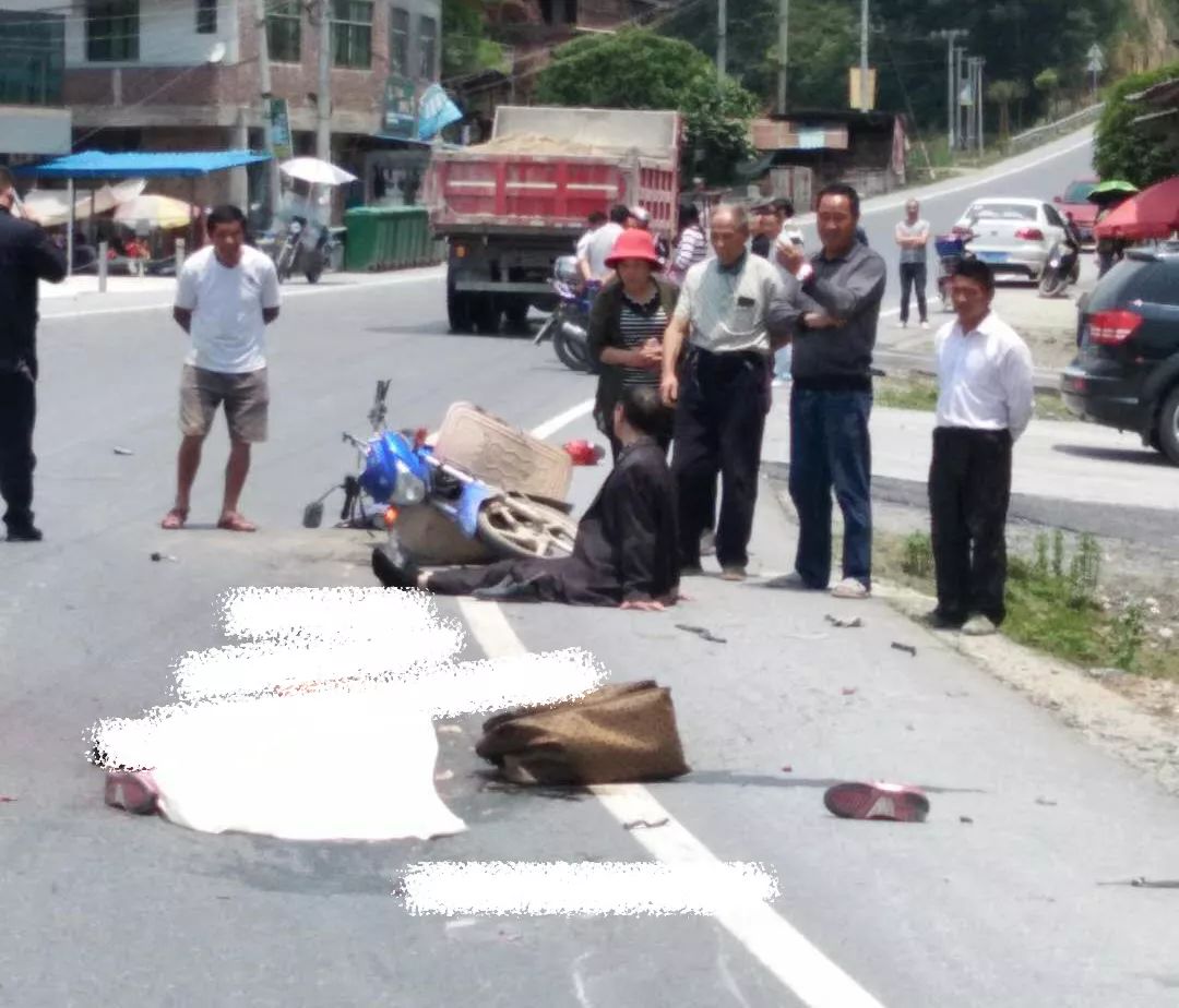 隆回司门前发生一起惨烈车祸一死一重伤