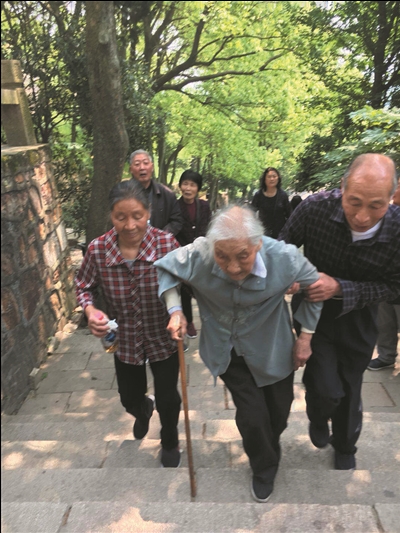 展示“长寿之乡”的风采 南通百岁老人时隔一年再登上狼山 优德w88官方网址