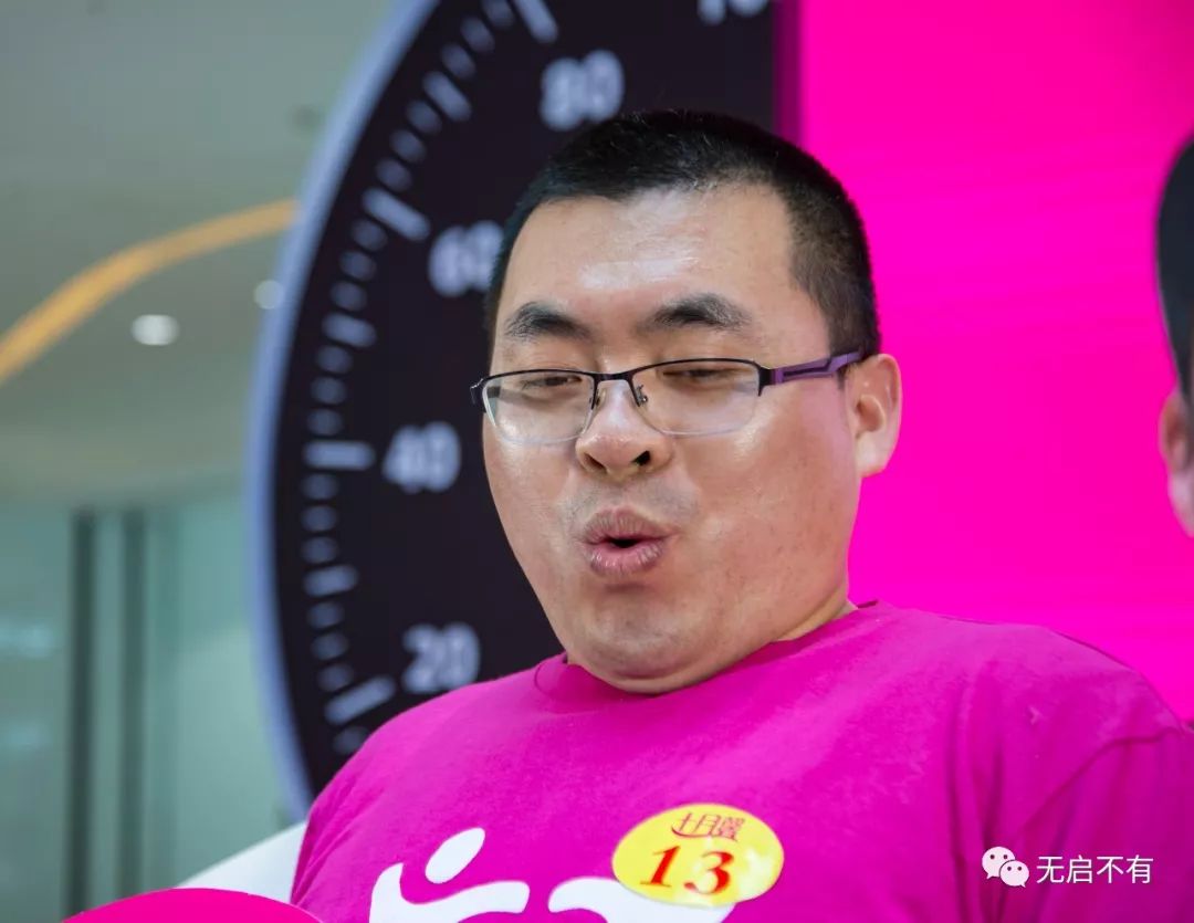 今天,10多个"爸爸"在吾悦广场"分娩"_张卓豪