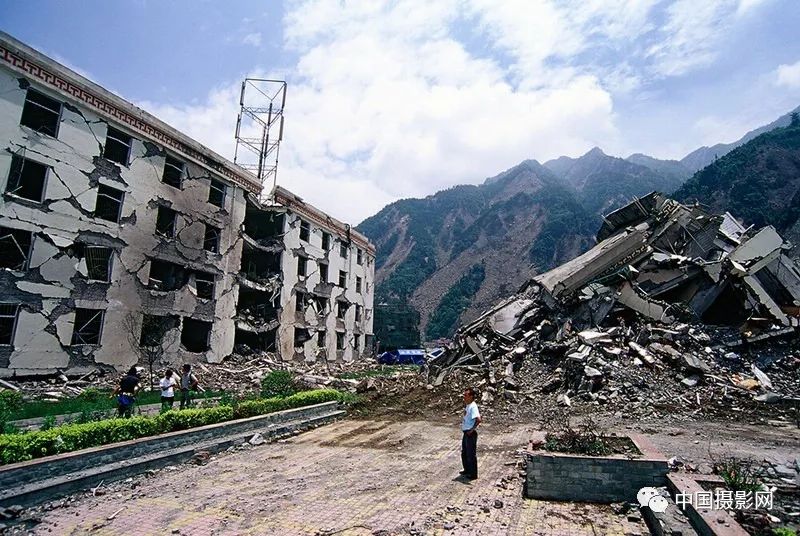 2008年6月8日,汶川县映秀镇,震后的漩口中学.