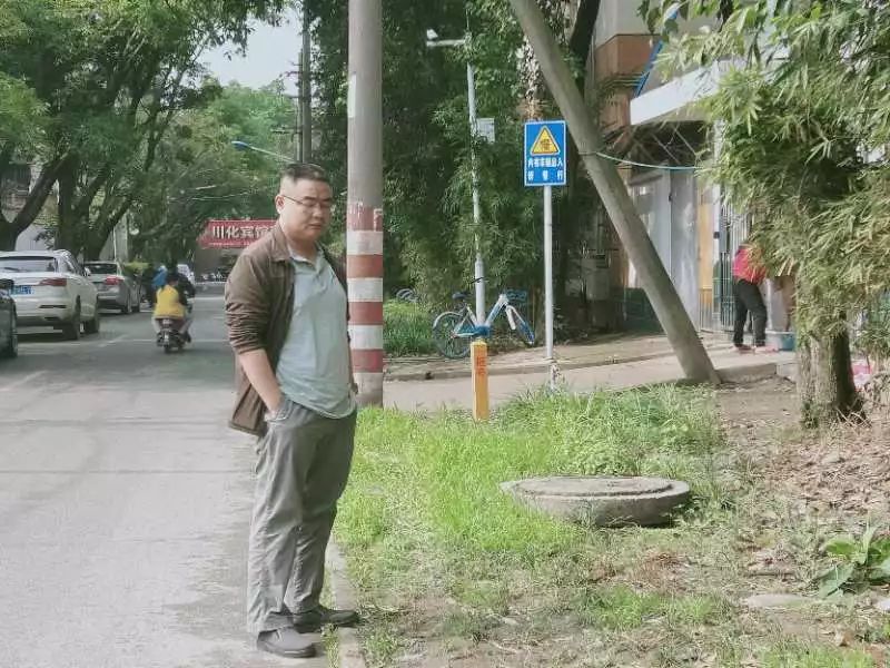 陈天万同志带队巡查街面,工地出入口,发现路面,有积灰,落叶较多,现场