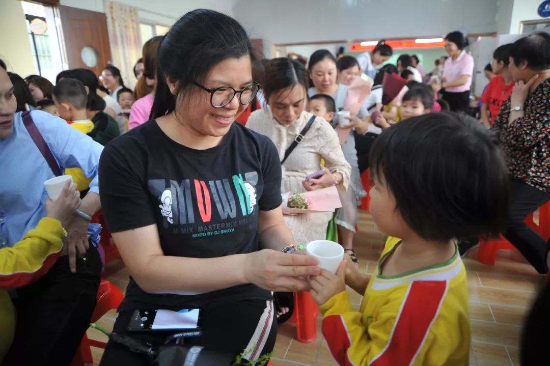 龙江朝霞幼儿园感知于心感恩于行母亲节主题活动