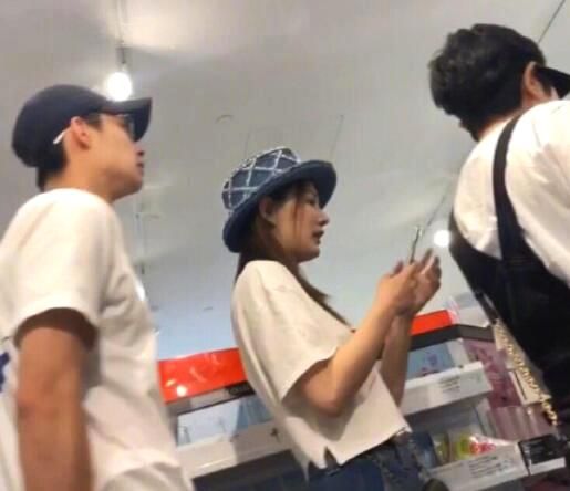 徐璐张铭恩恋情“添实锤”网友偶遇两人一同购物,十指紧扣亲密