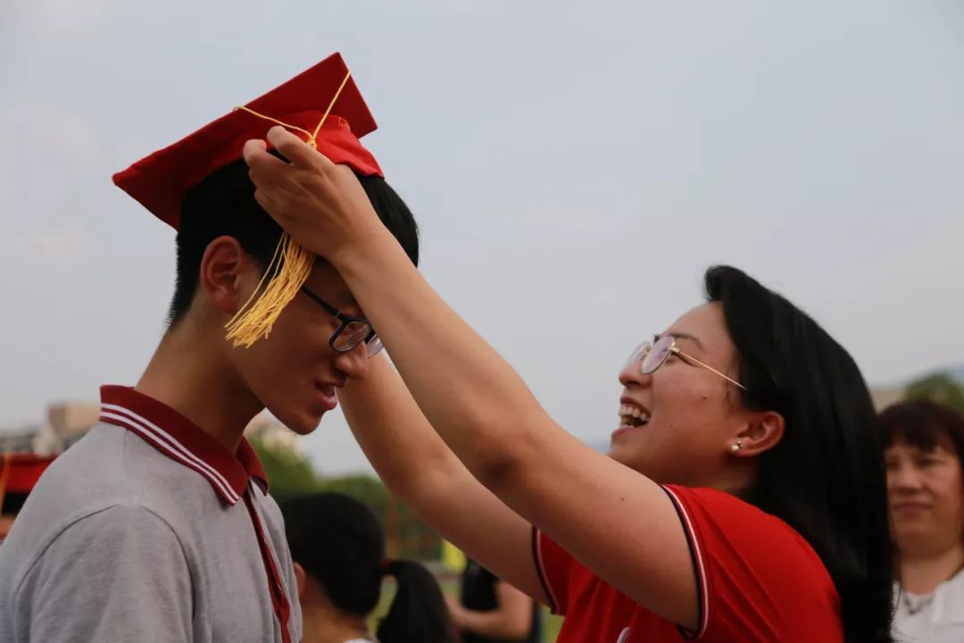 感动满满东阳中学在母亲节举办成人礼