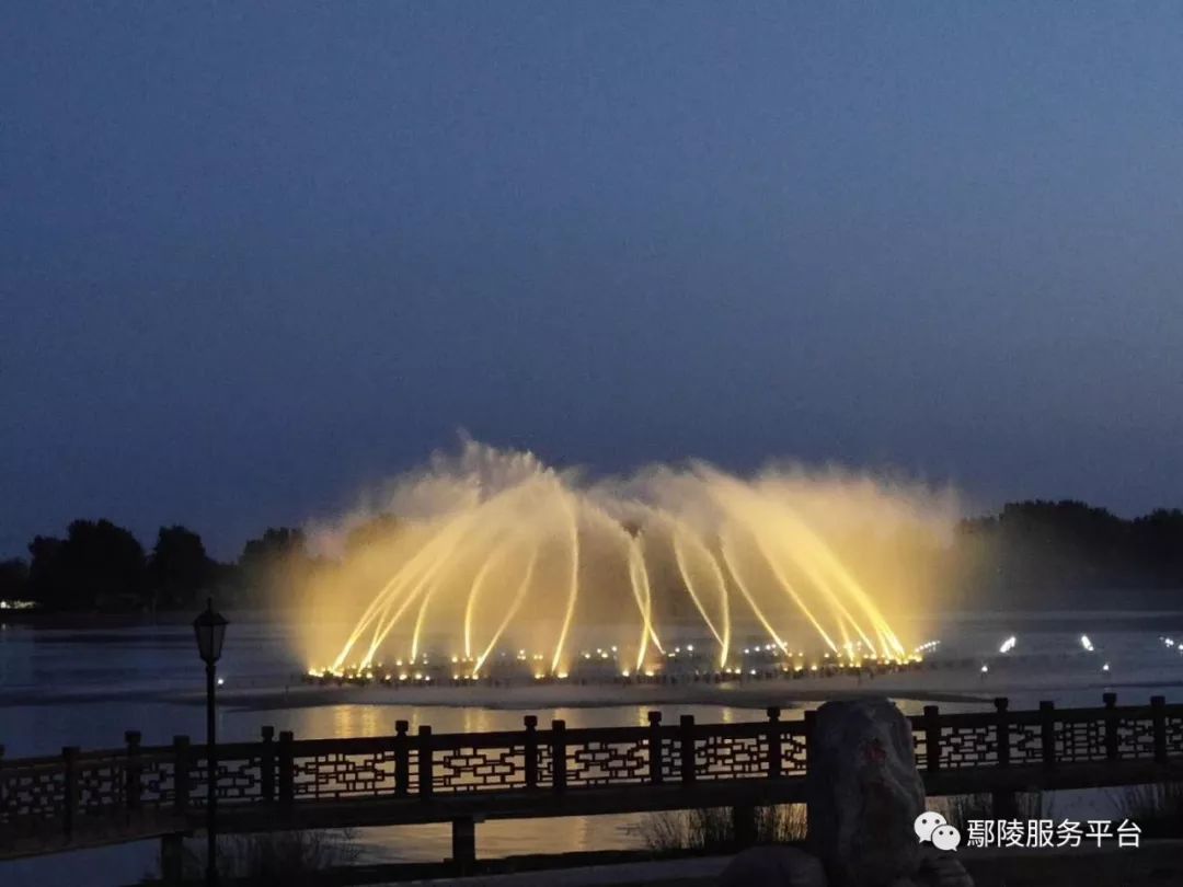 刚拍的鹤鸣湖傍晚场景还带音乐喷泉视频